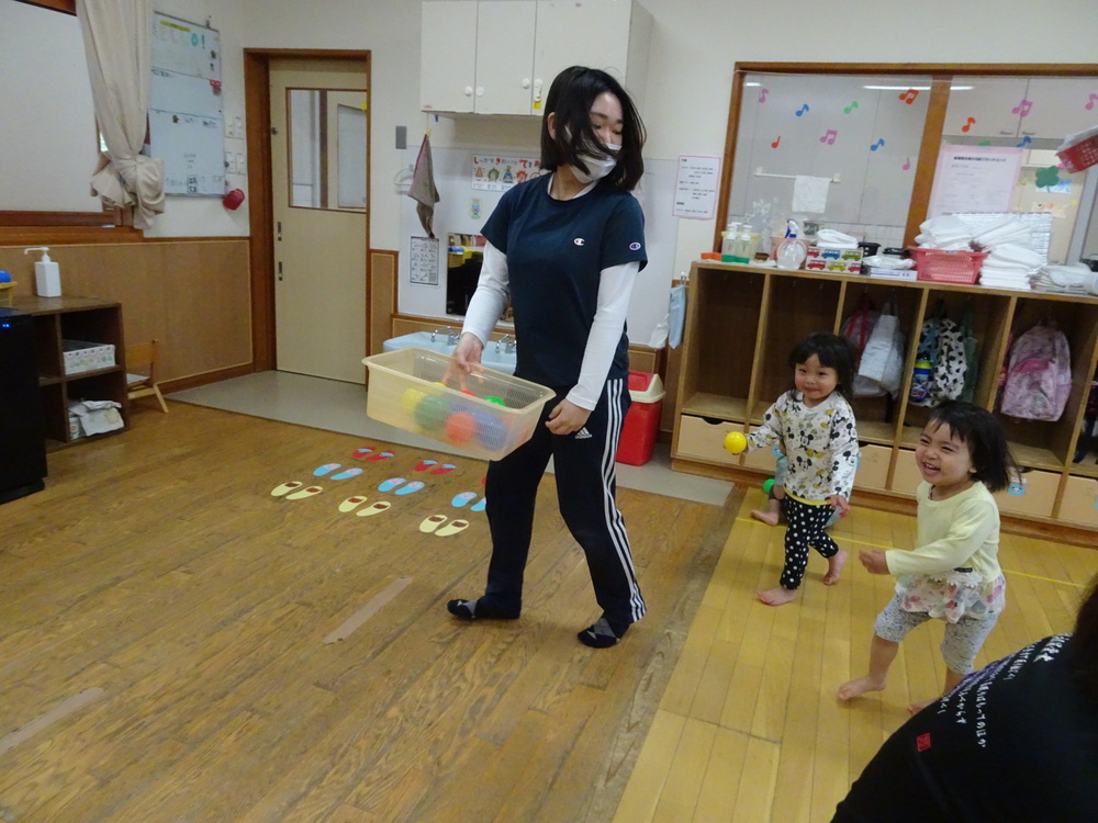 カラーボールで遊んでいる様子 (5)