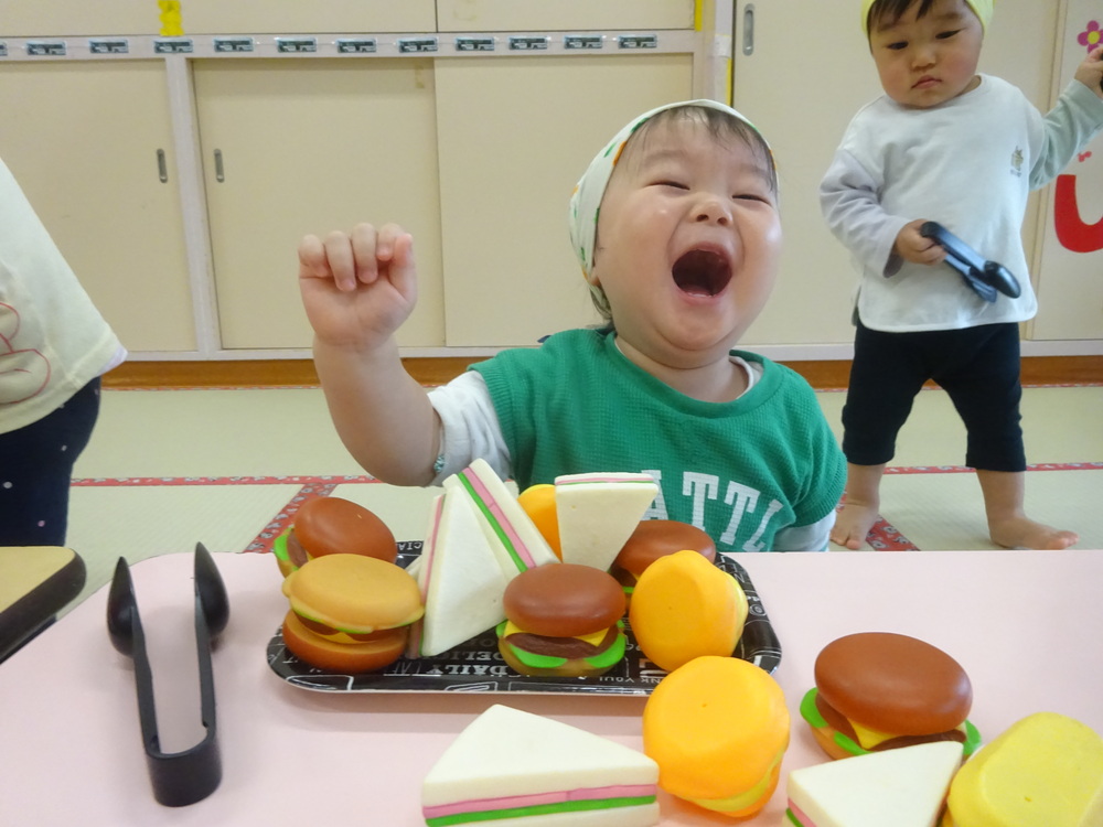パン屋さんごっこをしている子ども (2)