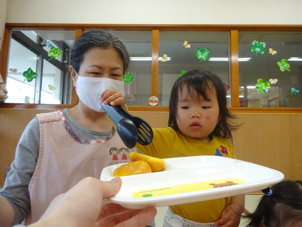 パン屋さんごっこをしている子ども