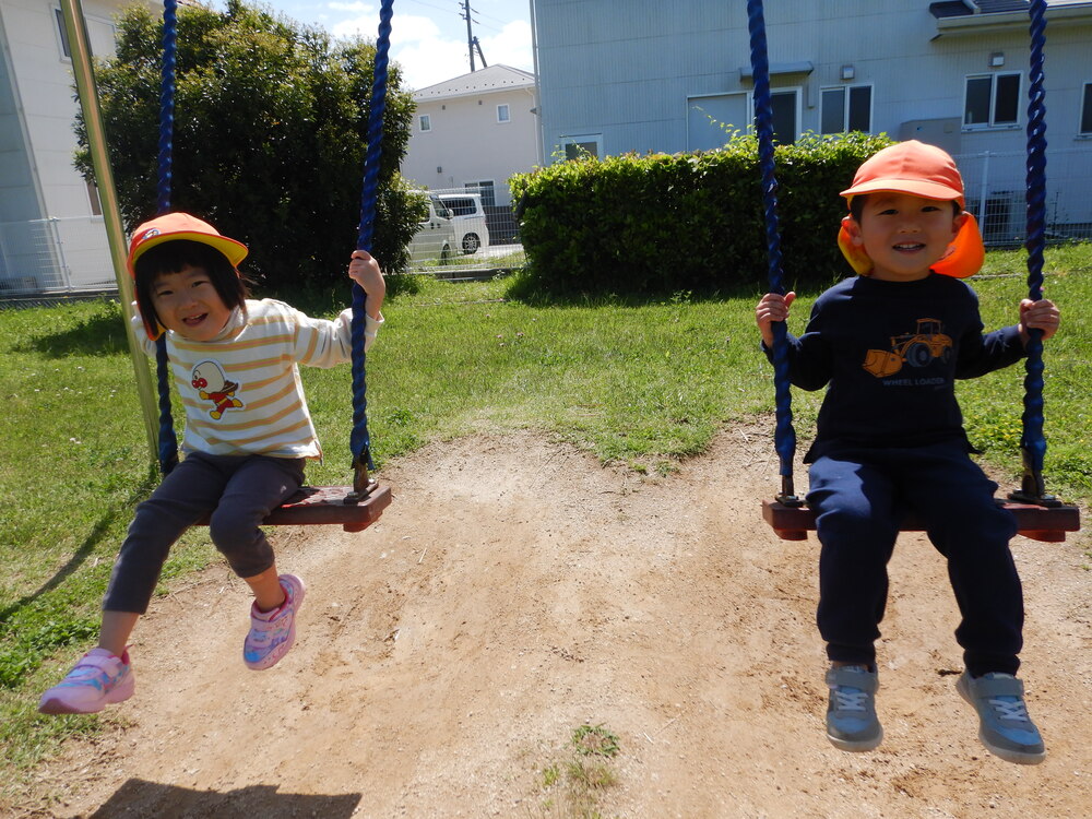 ブランコをしている子どもたち