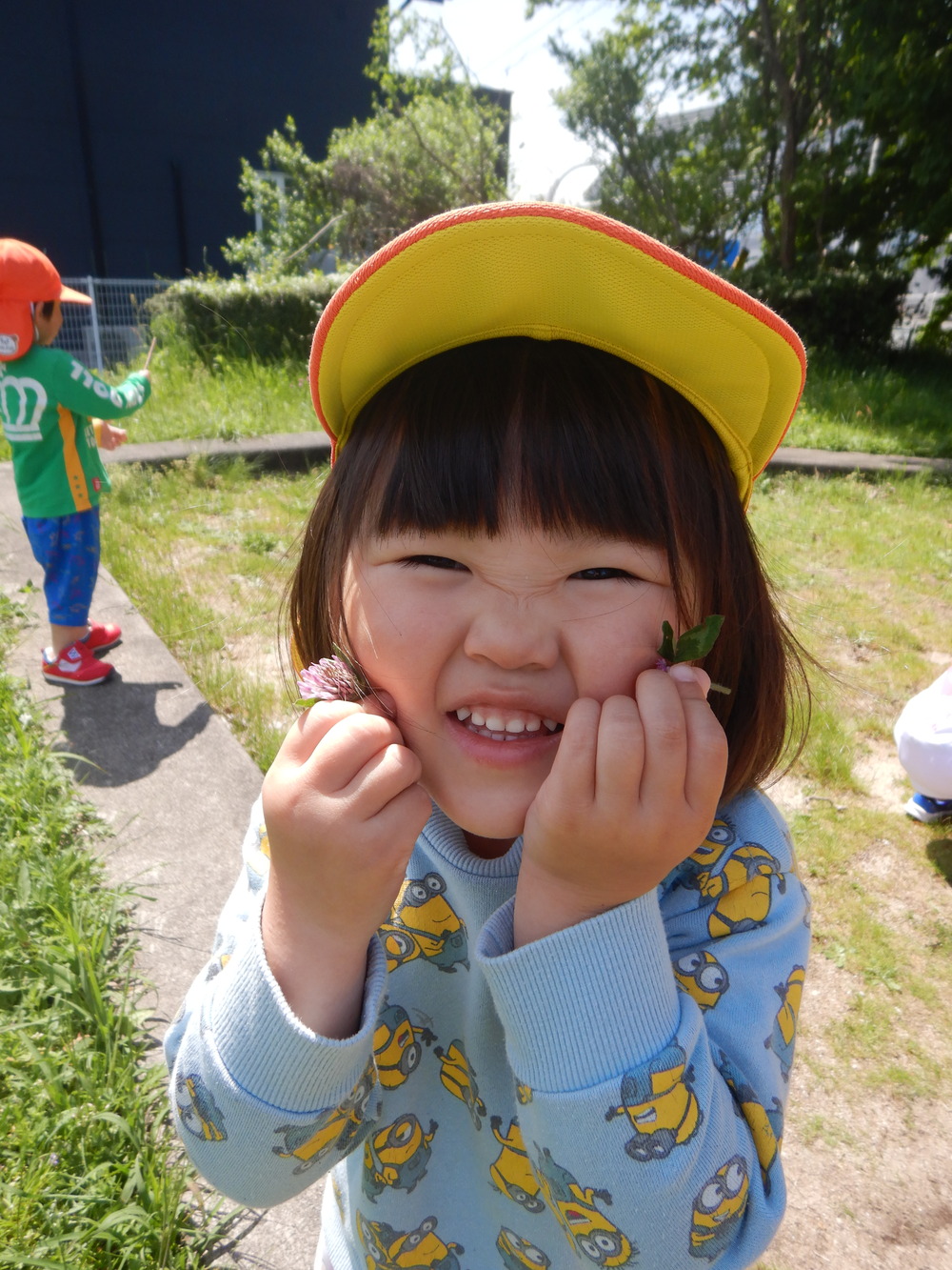 お花をみつける子ども