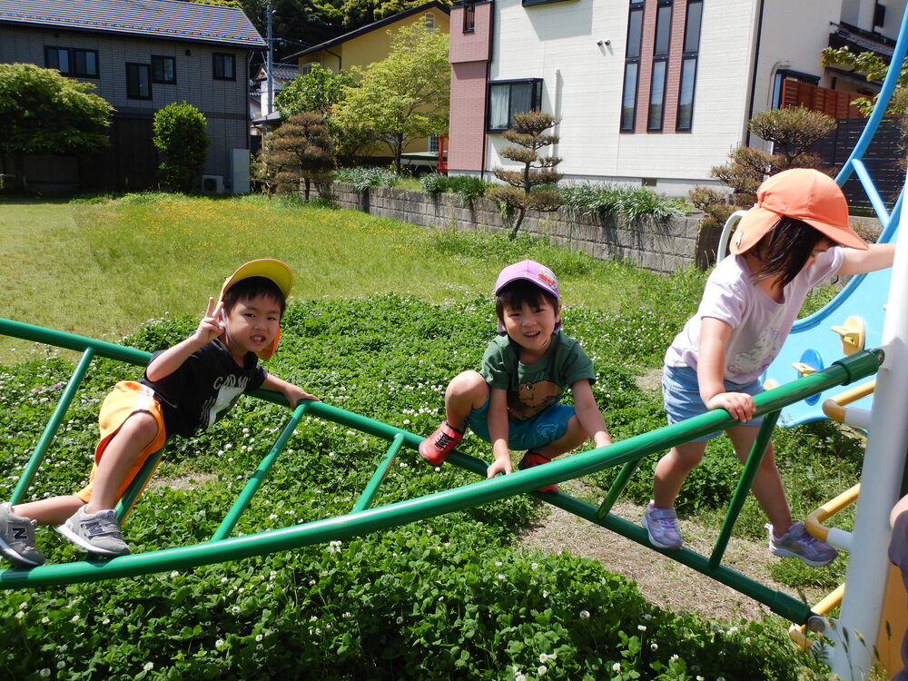 公園で遊んでいる様子 (2)