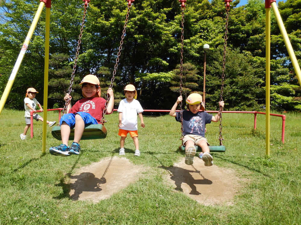 公園で遊んでいる様子 (3)