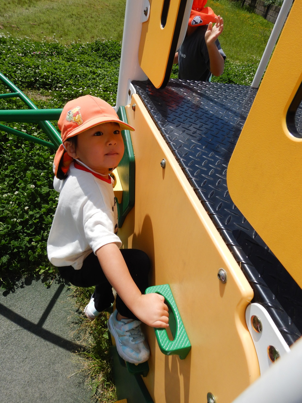 公園で遊んでいる様子 (5)