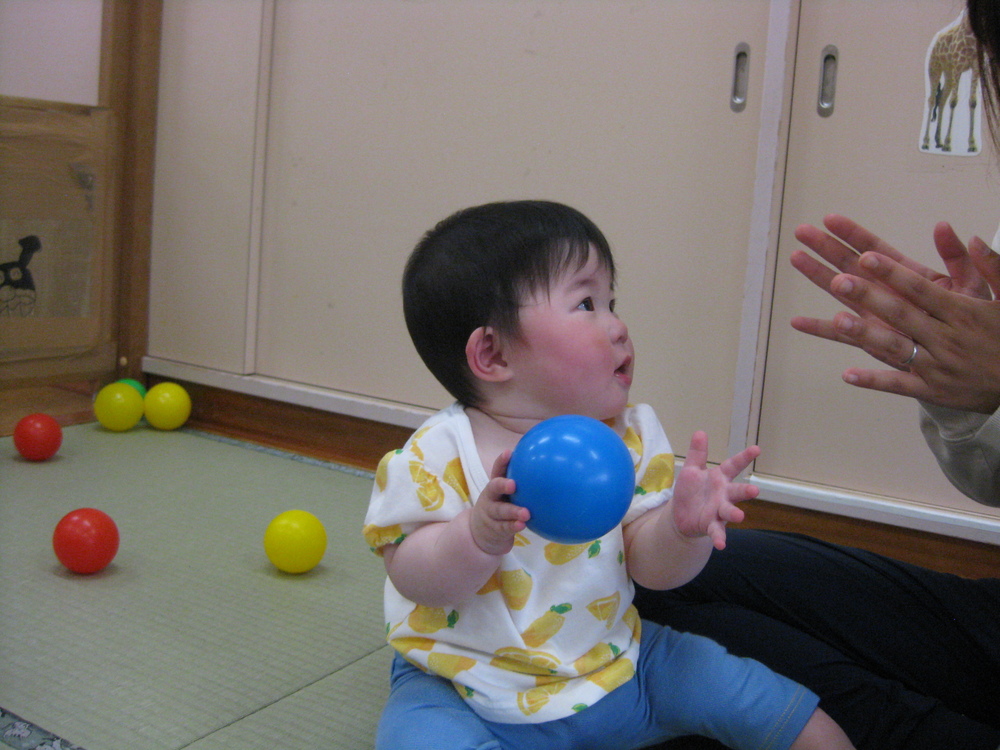 ボールを持って遊んでいる様子
