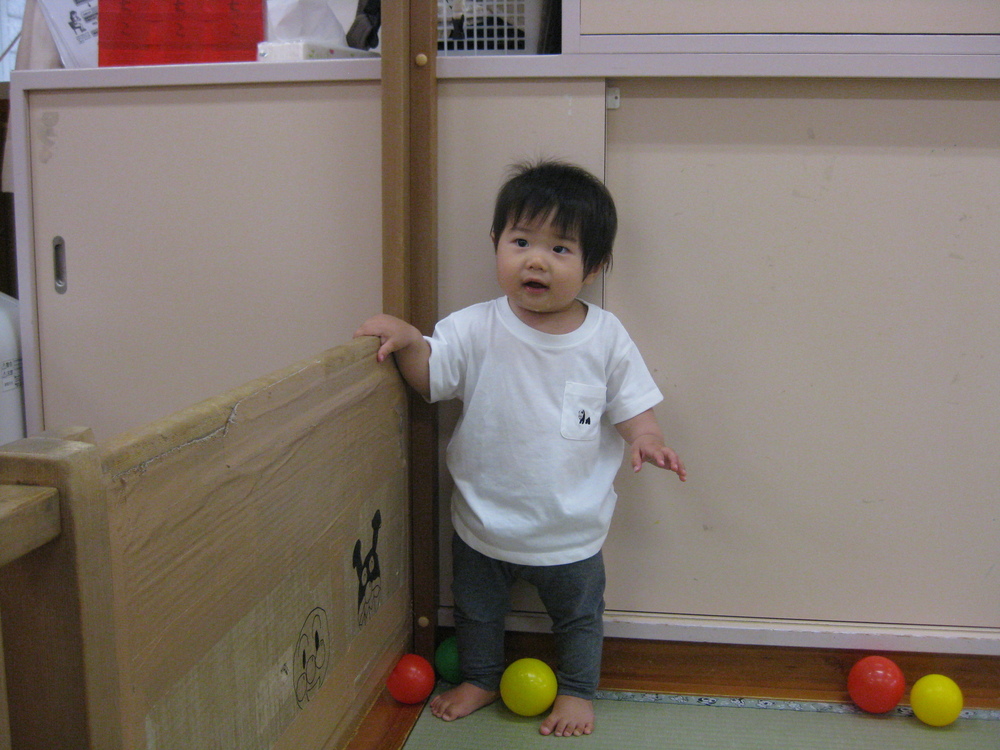 つかまり立ちをしている子ども