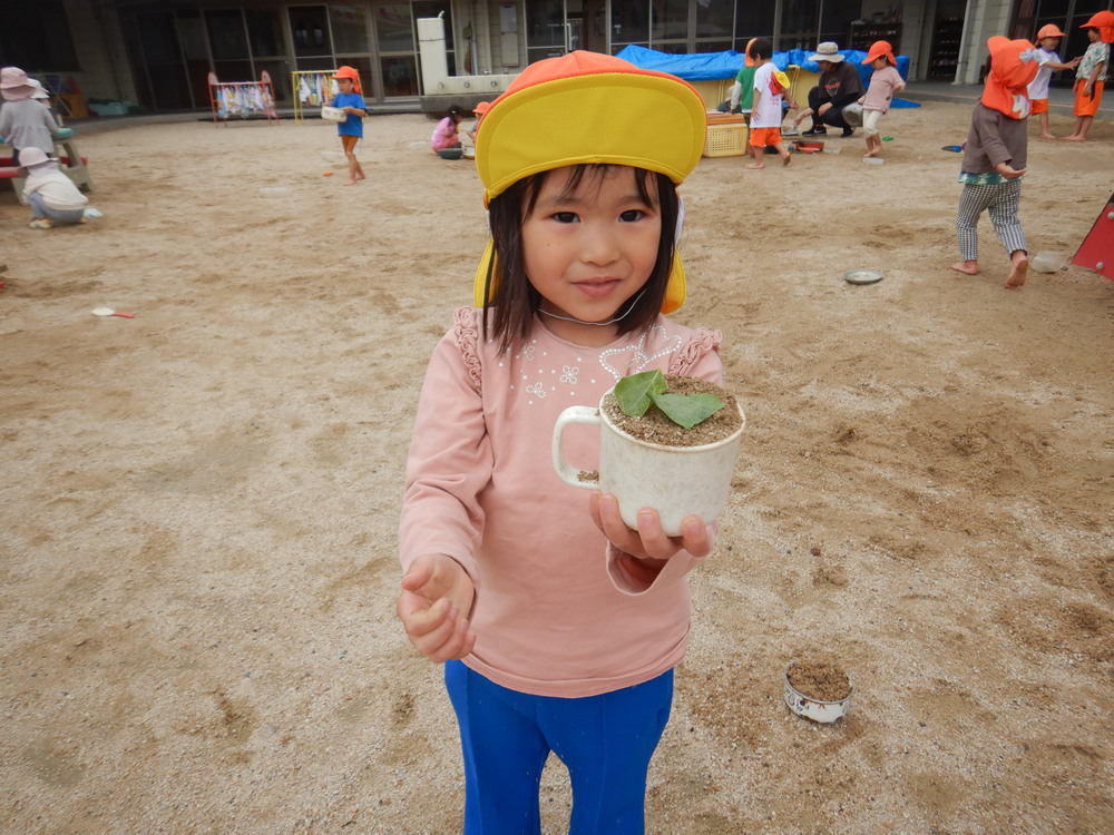 園庭で遊んでいる子ども (1)