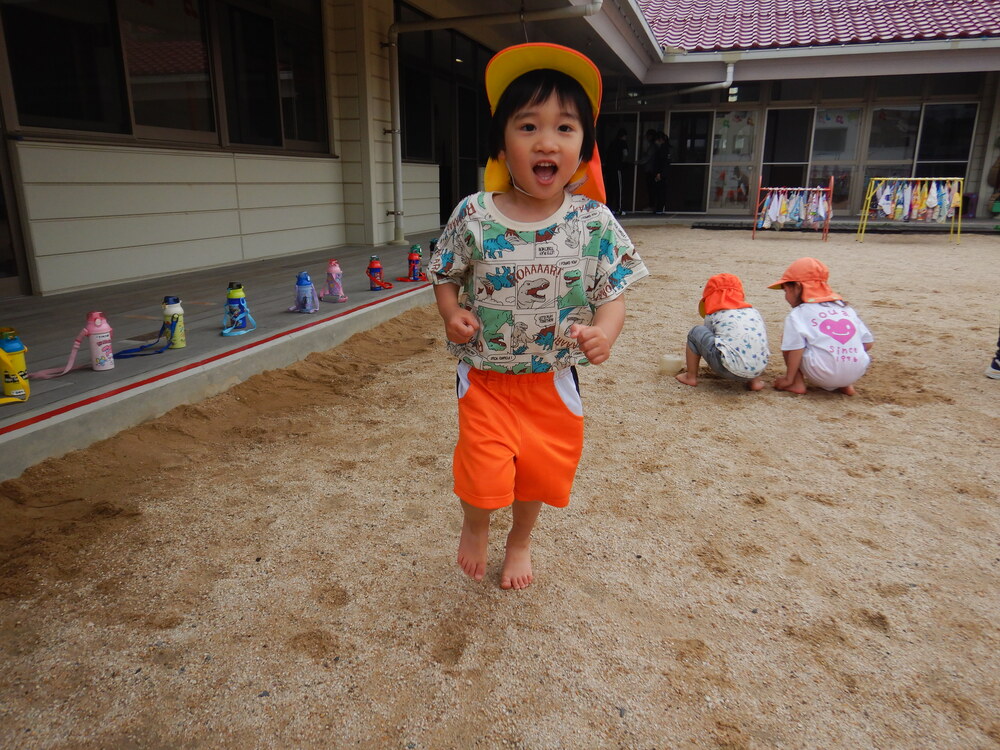 園庭で遊んでいる子ども (3)
