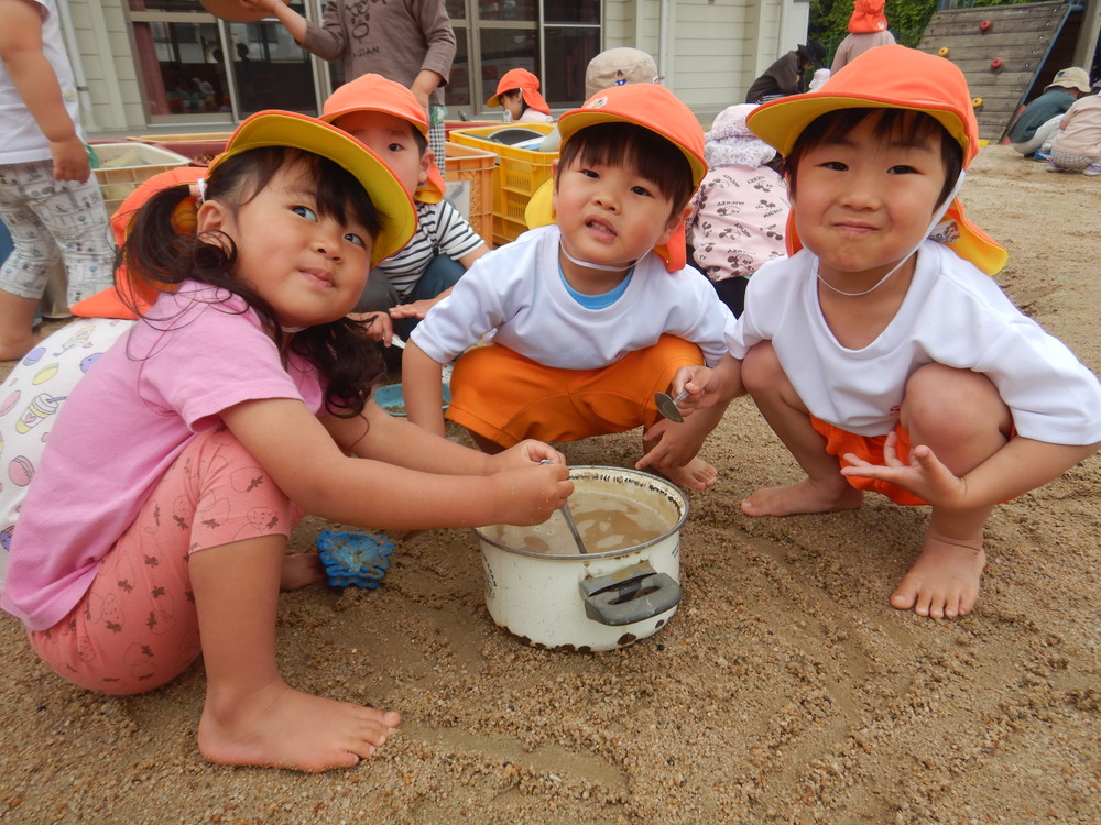 園庭で遊んでいる子ども (4)