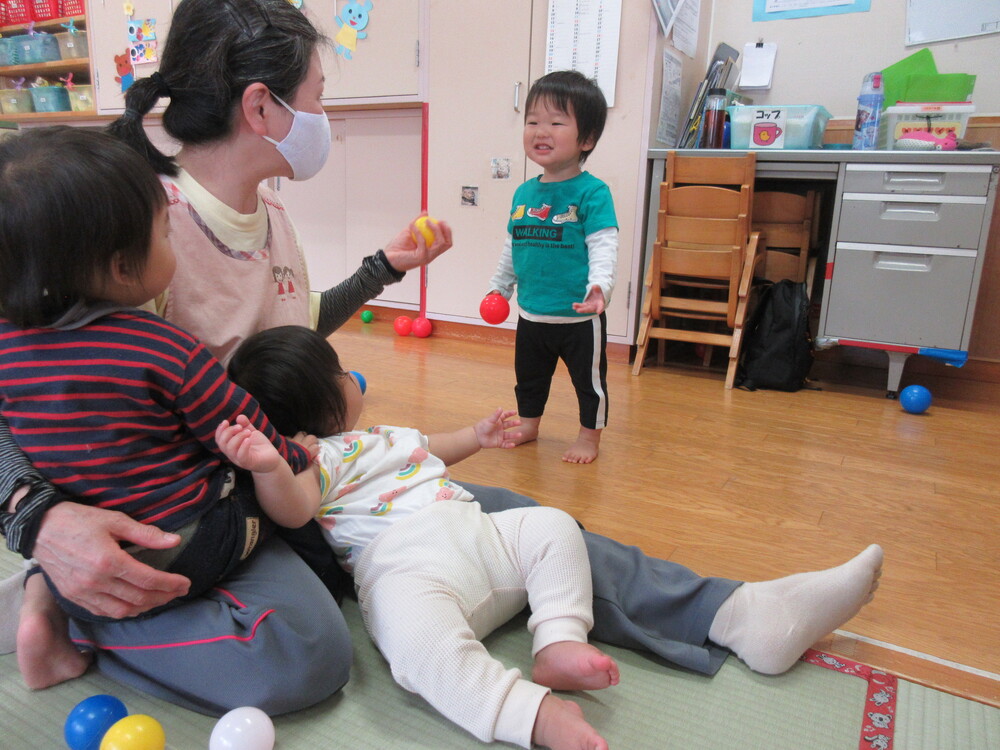 ボールで遊ぶ様子