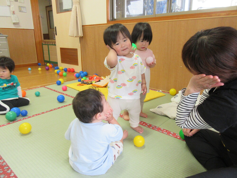 ボールで遊ぶ様子