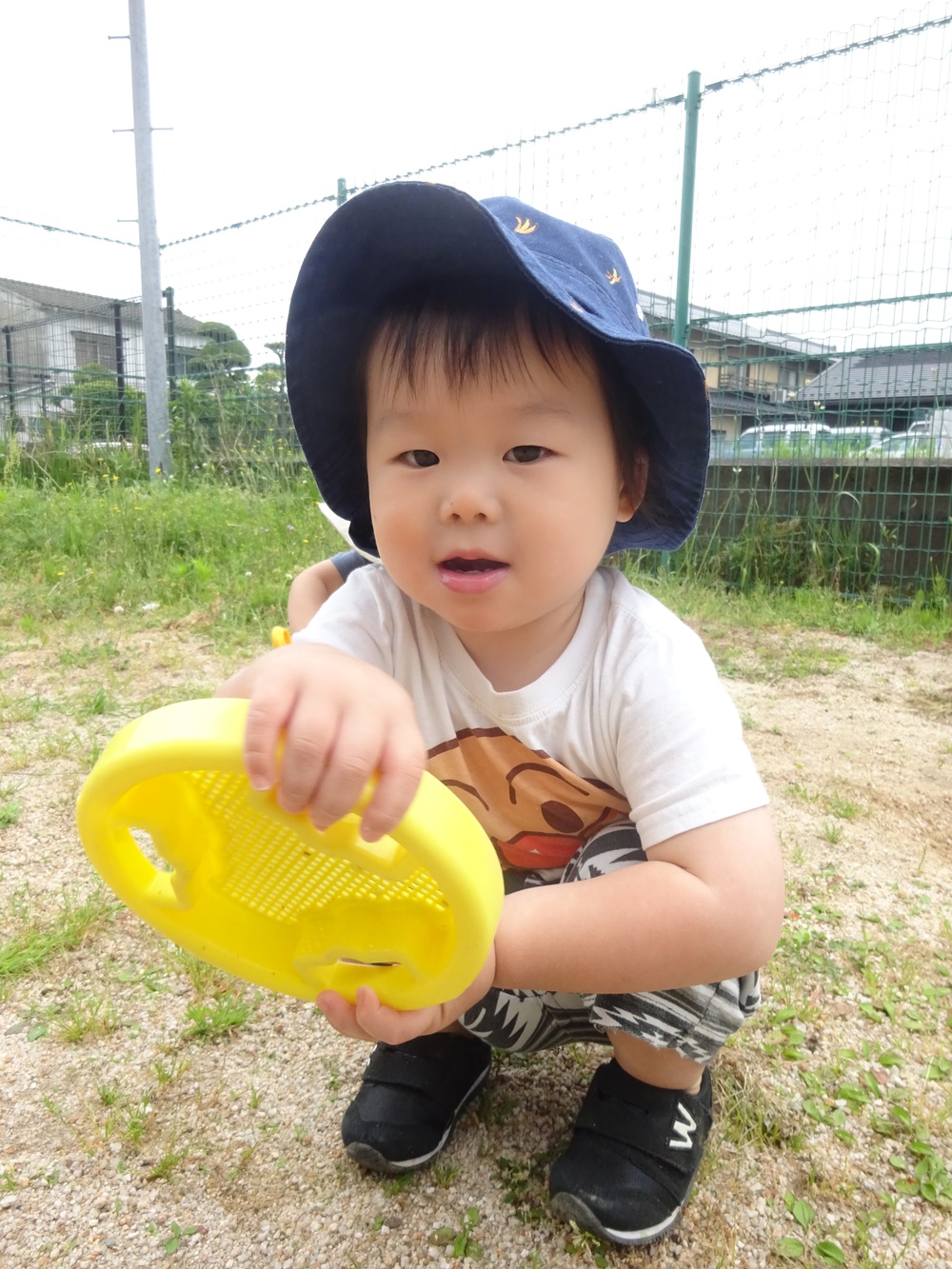 園庭で遊ぶ子ども (4)