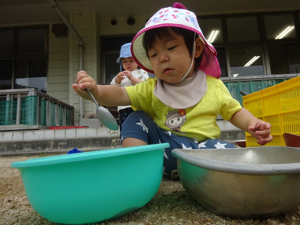 園庭で遊ぶ子ども (3)