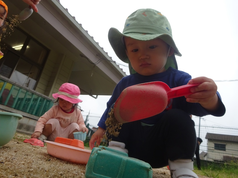 園庭で遊ぶ子ども (5)