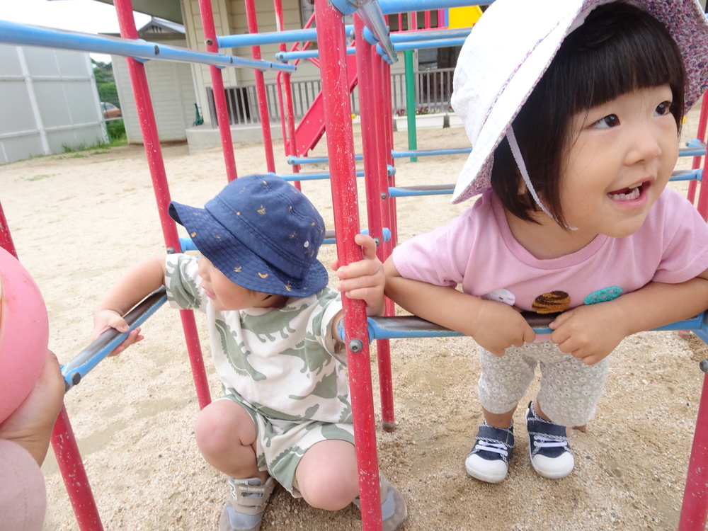 園庭で遊ぶ子ども (2)