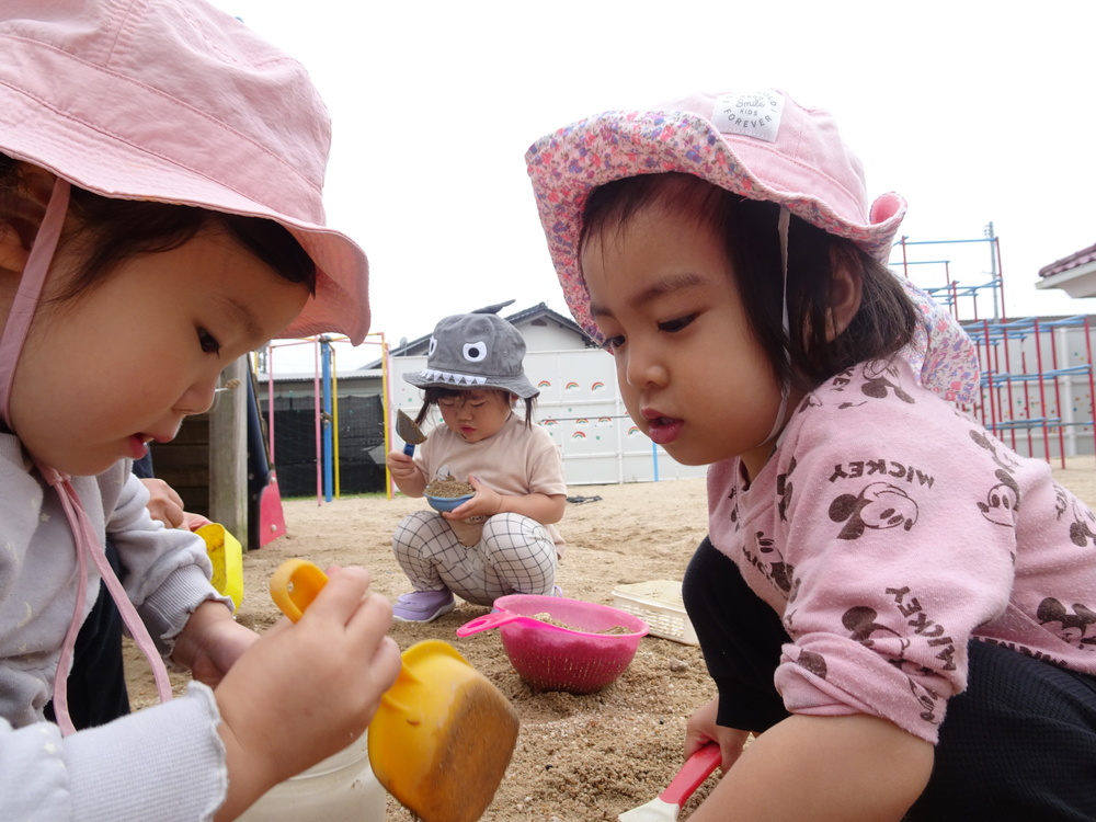 園庭で遊ぶ子ども (3)