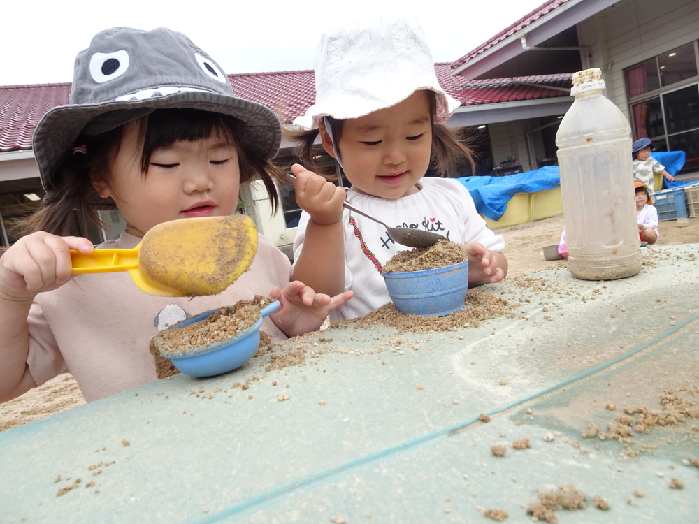 園庭で遊ぶ子ども (4)