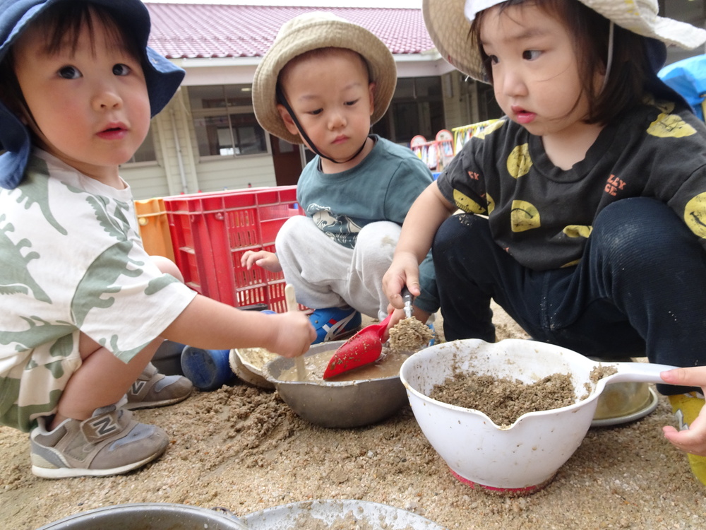 園庭で遊ぶ子ども (5)