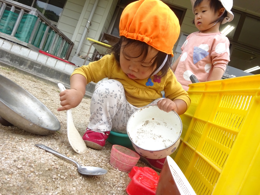 園庭で遊ぶ子ども (6)
