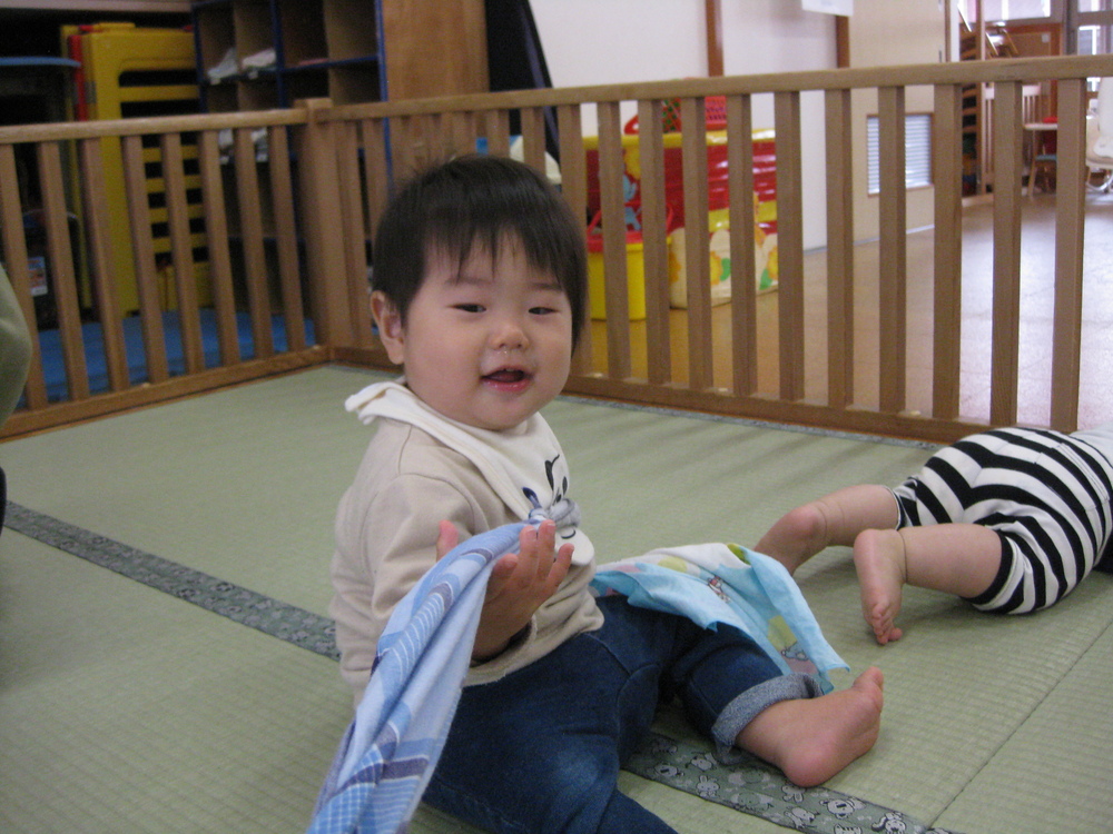 バンダナを引っ張る様子