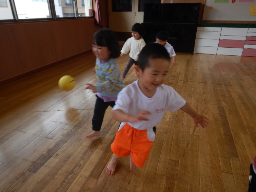 遊戯室で走っている子ども