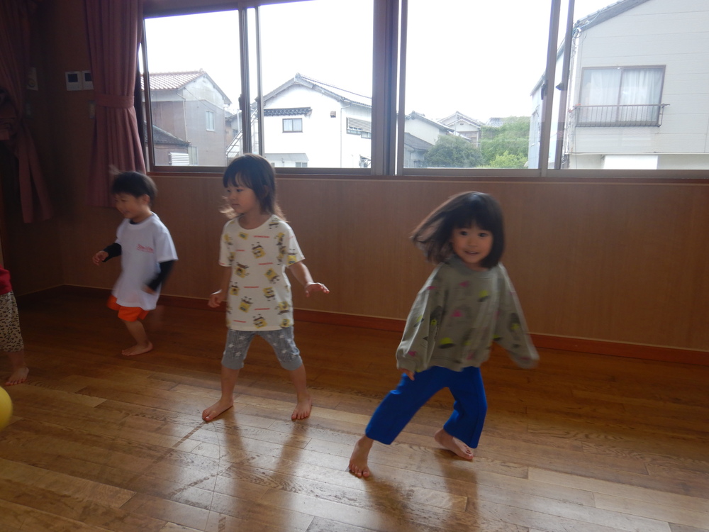 転がしドッジをする子ども