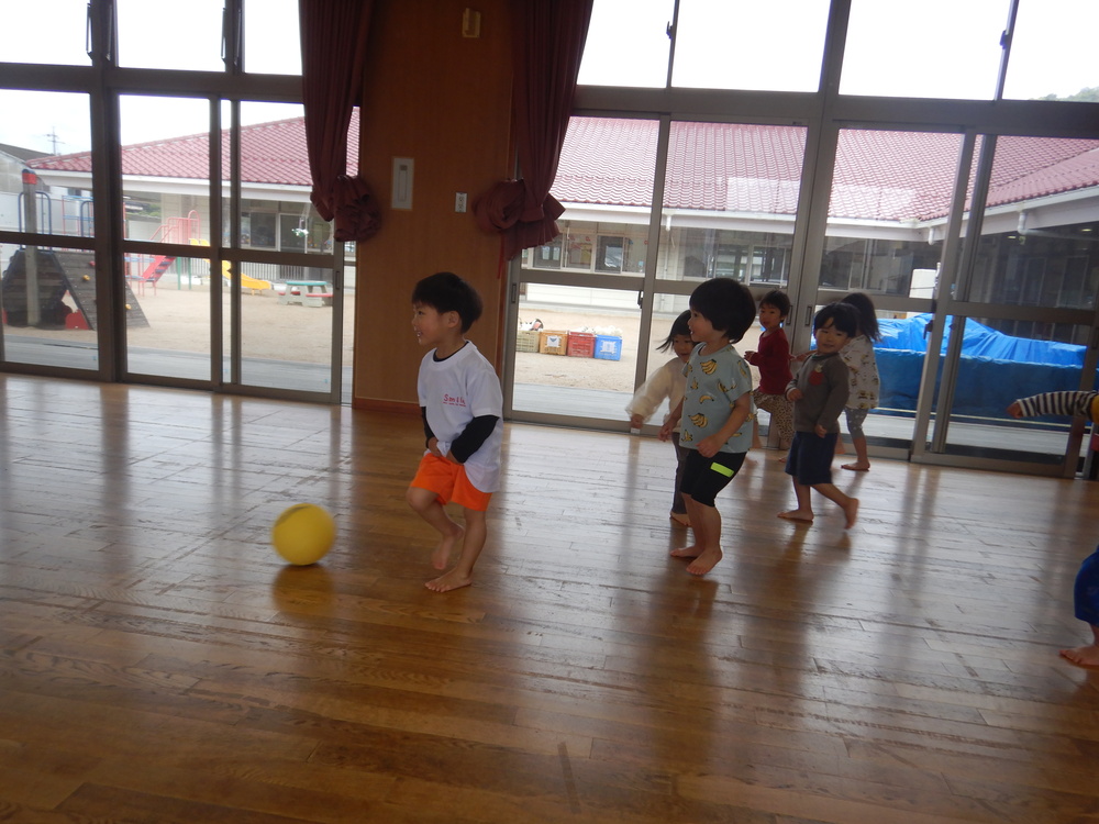 転がしドッジをする子ども