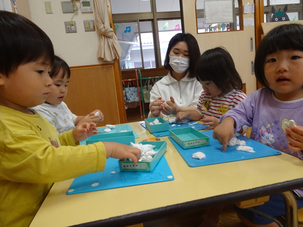 粘土で遊ぶ子ども (1)