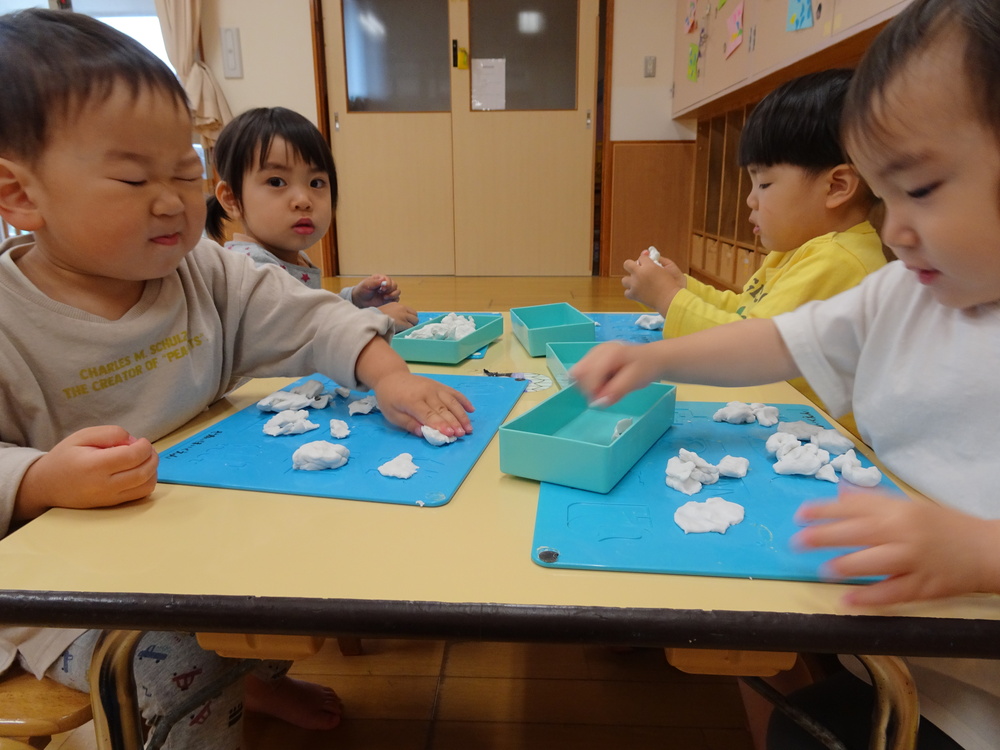 粘土で遊ぶ子ども (2)