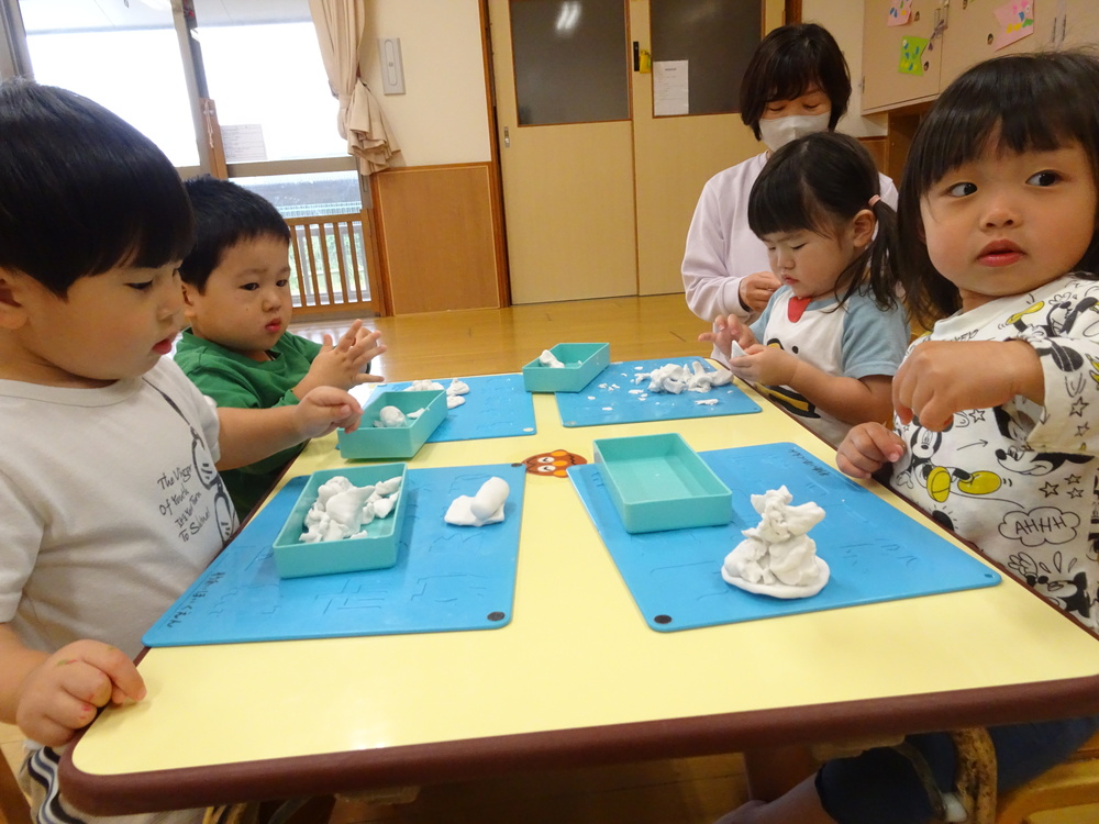 粘土で遊ぶ子ども (3)