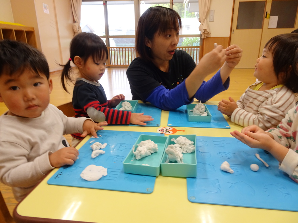 粘土で遊ぶ子ども (5)
