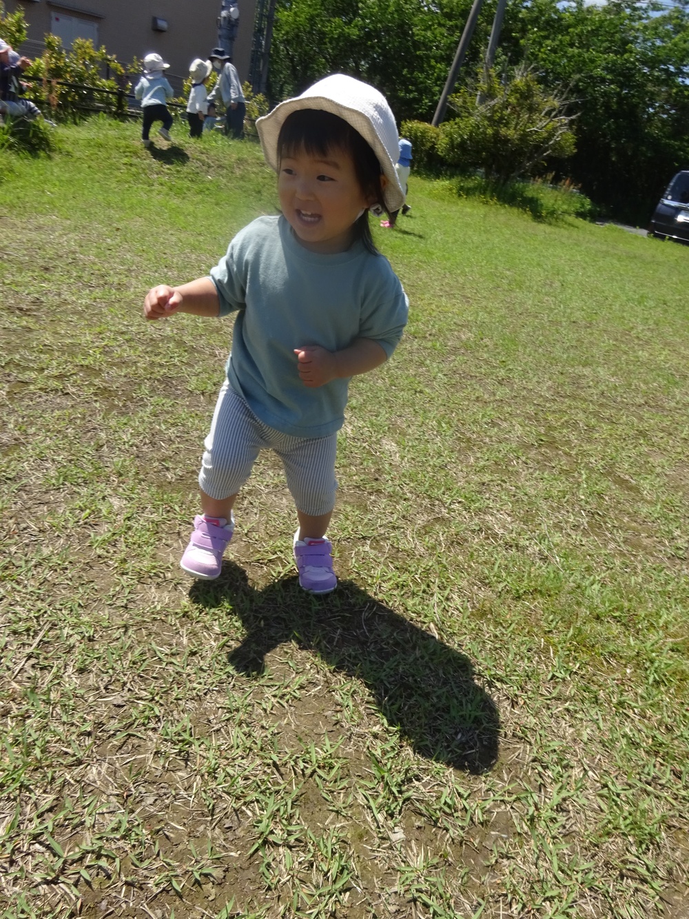 広場で遊ぶ子ども (1)