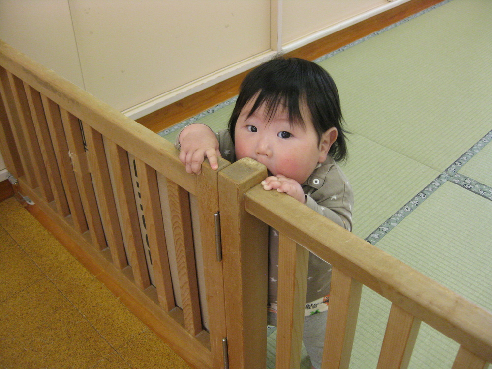 つかまり立ちをしている子ども