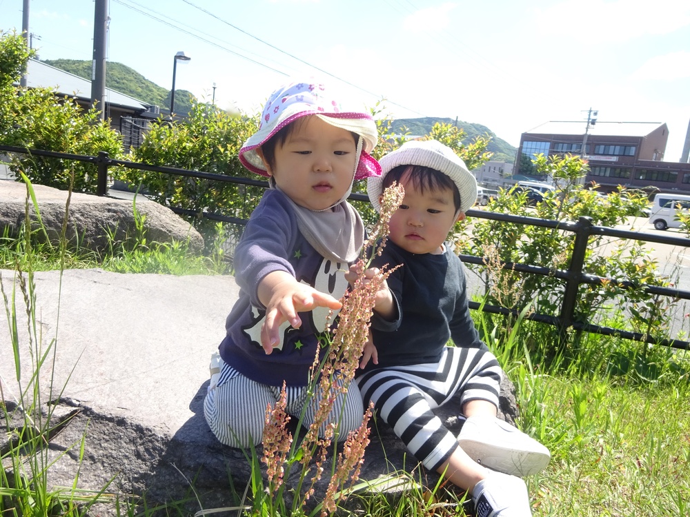 広場で遊ぶ子ども (6)