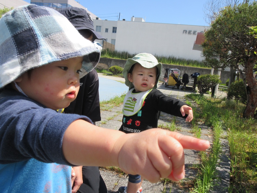 公園で遊ぶ様子
