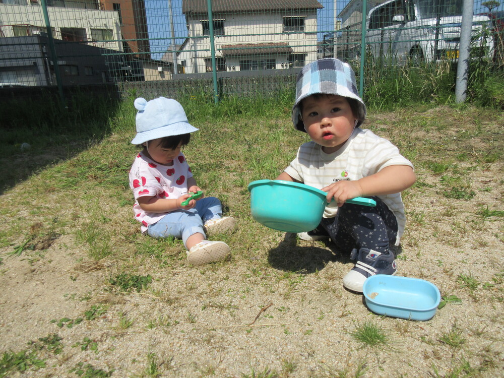 園庭で遊んでいる様子 (2)
