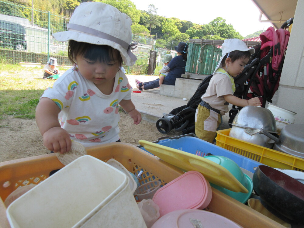 園庭で遊んでいる様子 (3)