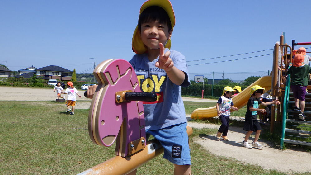 遊具で遊ぶ様子