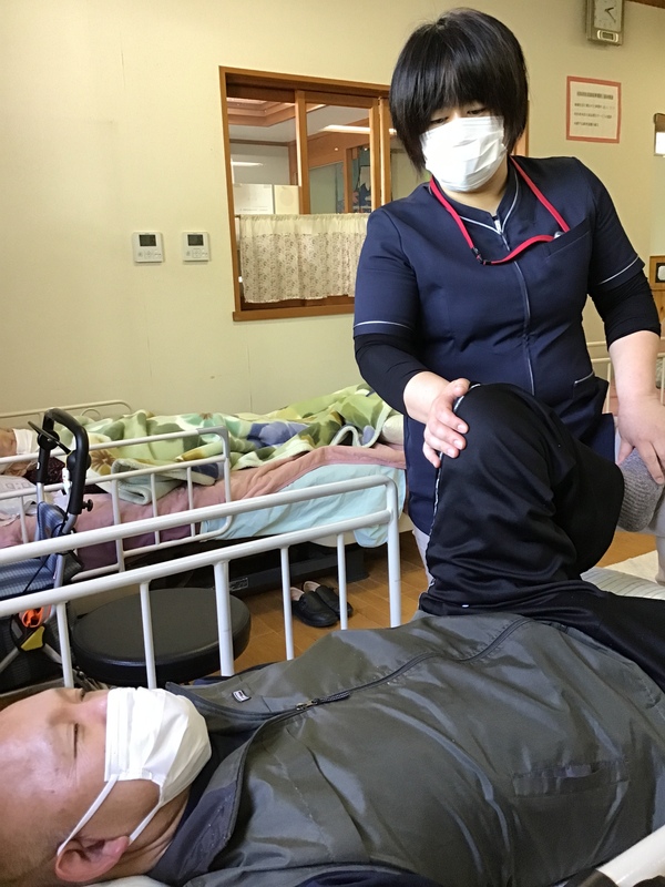 足のストレッチ中です