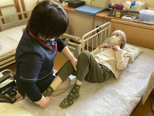 膝を伸ばしています