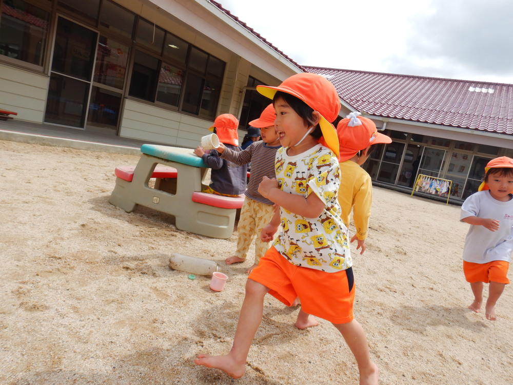 かけっこをする男の子