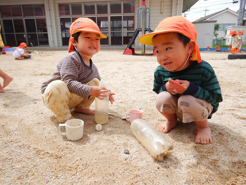 ごちそう作りをする男の子