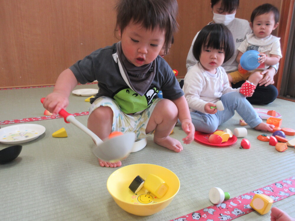 おままごとをしている様子 (2)