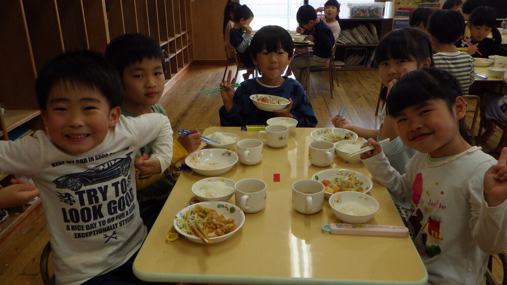 給食を食べる様子