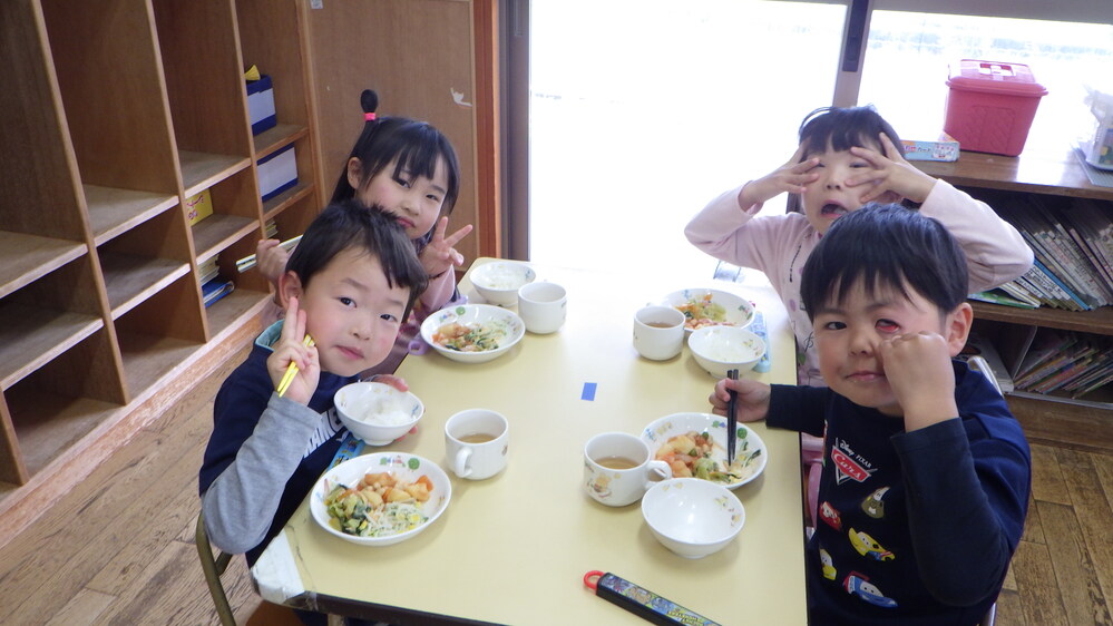 給食を食べる様子