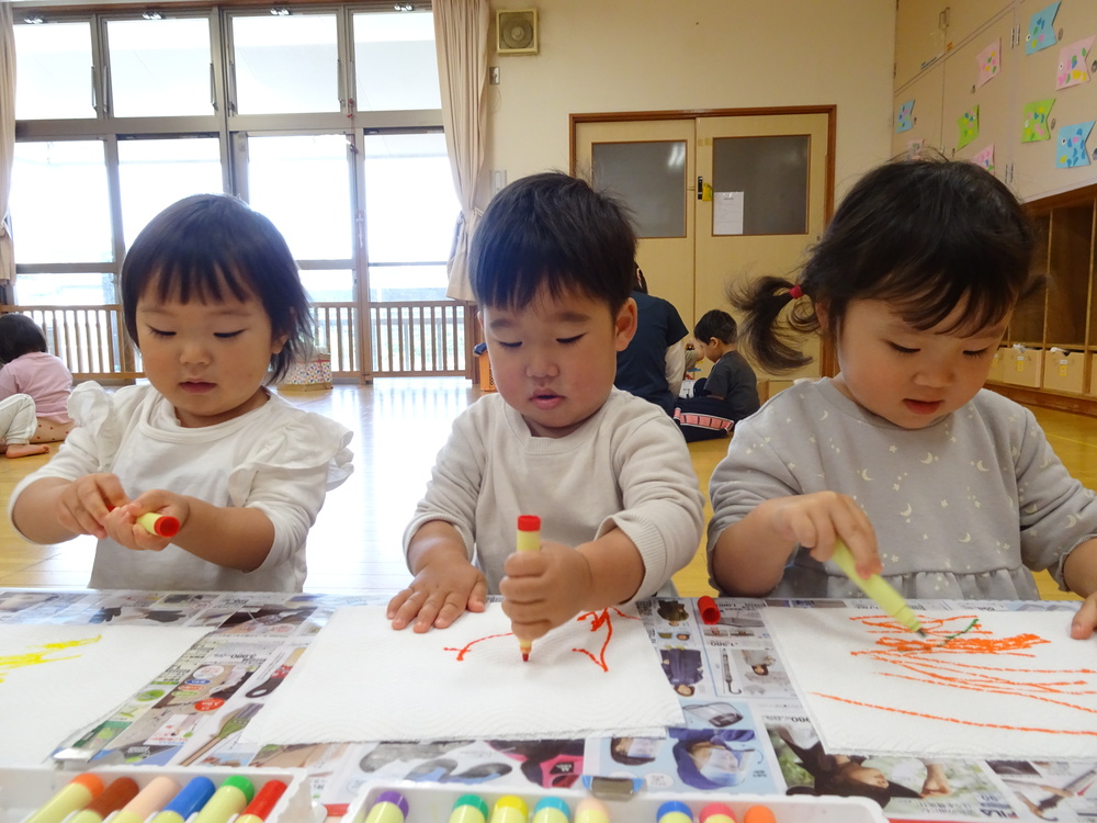 製作を楽しむ子ども (1)