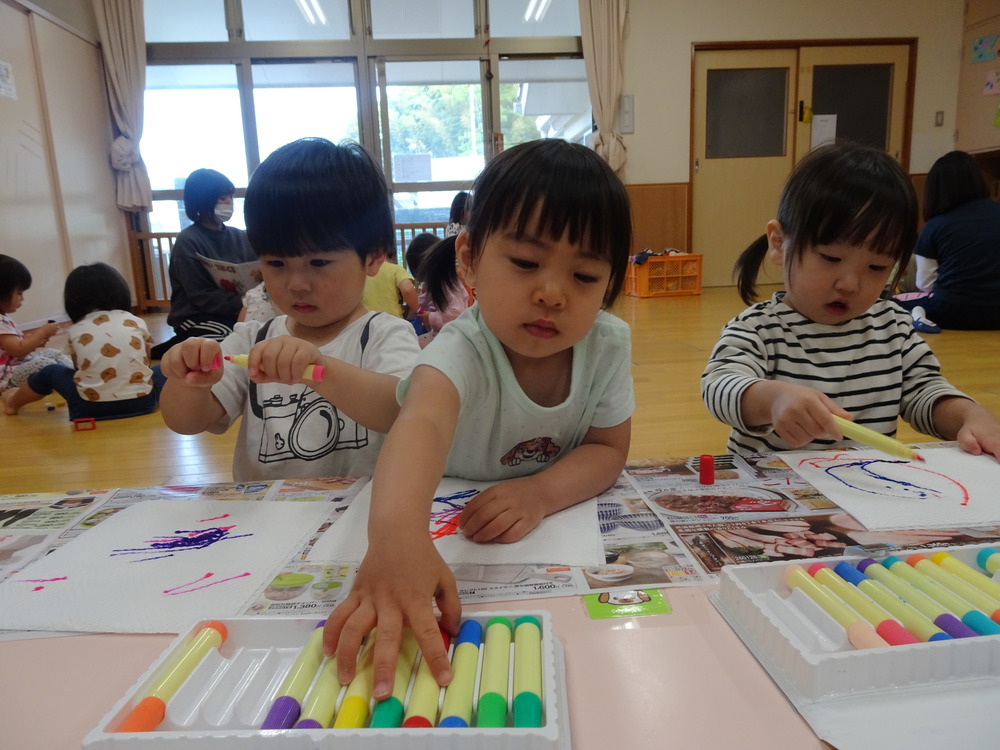 製作を楽しむ子ども (2)