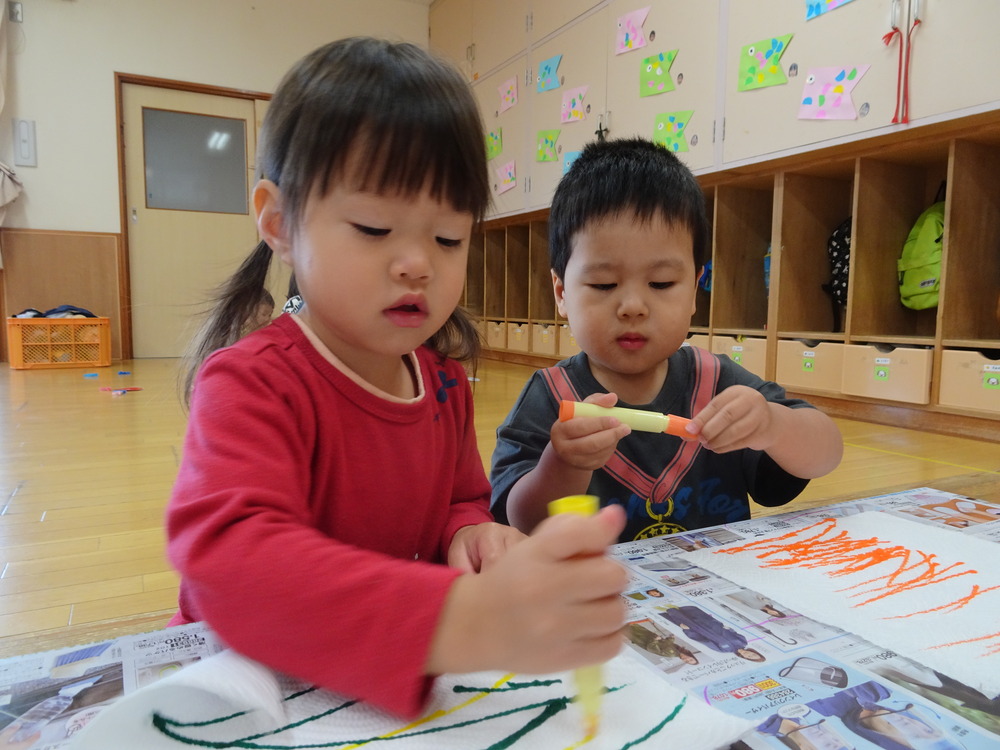 製作を楽しむ子ども (4)
