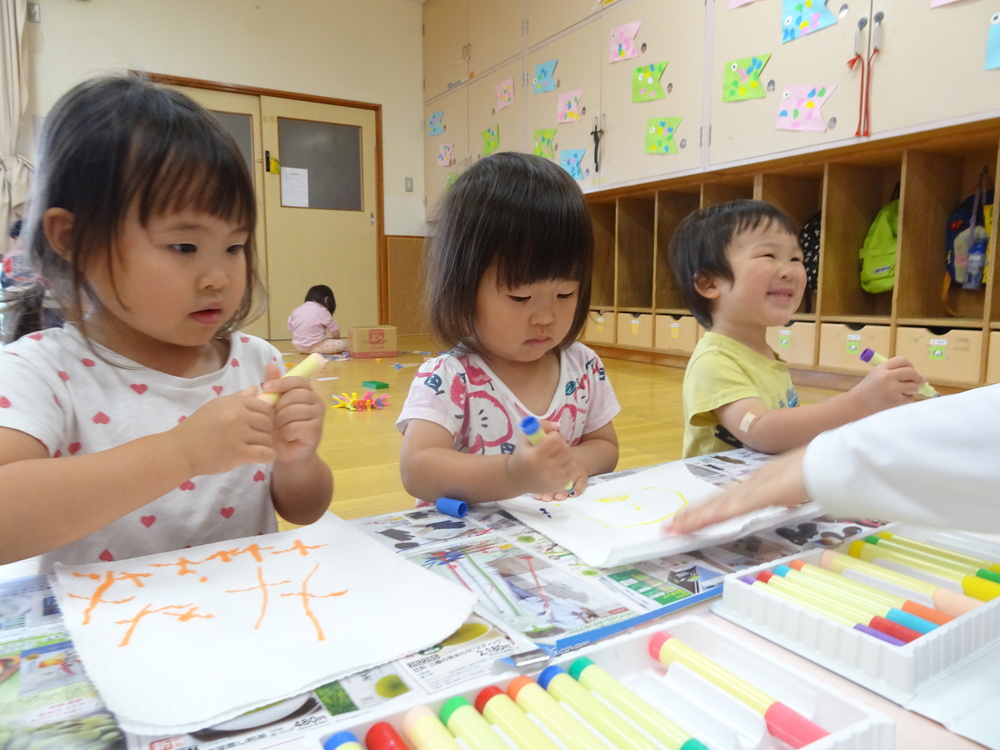 製作を楽しむ子ども (5)