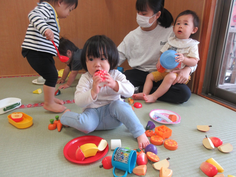 おままごとをしている様子 (1)
